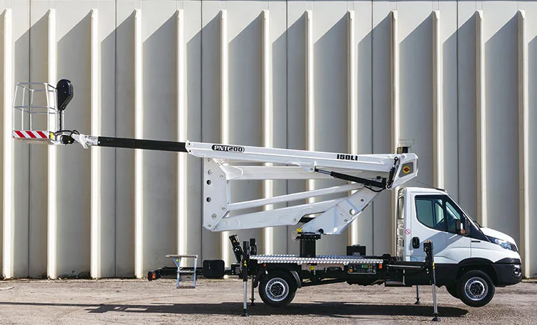 ISOLI PNT200HE3 élévateur à nacelle performant à bras télescopique quatre éléments d'une portée latérale de 14m