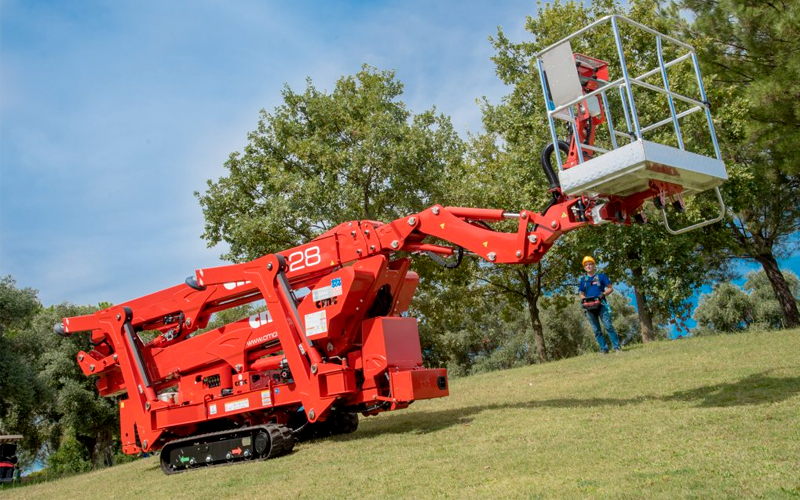 CMC S28 - Compacte, gearticuleerde en telescopische spinhoogwerker op rupsen met een werkhoogte van 28 m en een laterale reikwijdte van 14 m